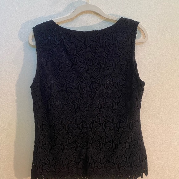 Sleeveless lace top - Picture 2 of 9